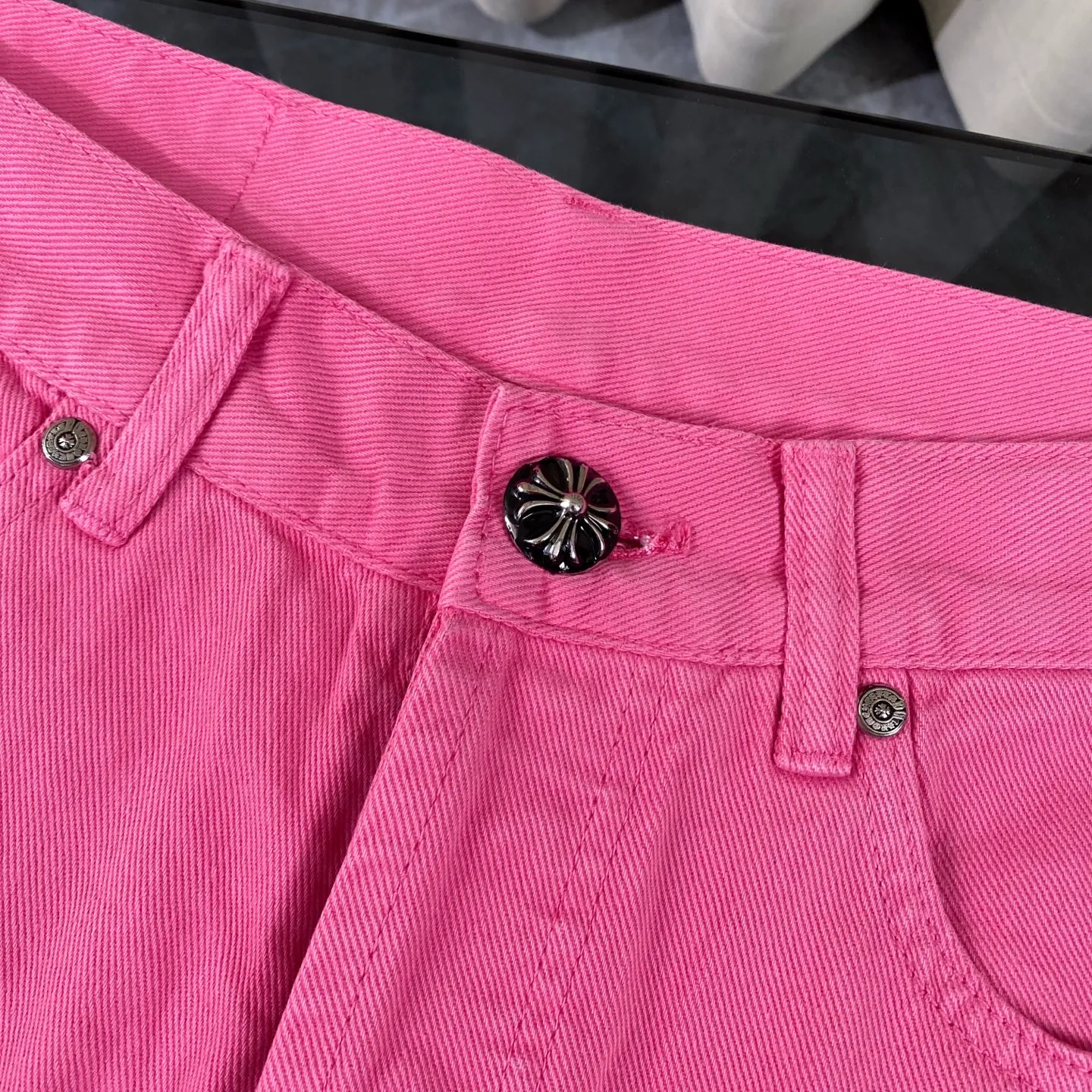 P250 chrome hearts 2025 new limited edition rose pink jeans vi Top heavy industry fashionable design] Consistent high street luxury style creation. Speaking of this style, the Zangyin family and GU family are definitely the leading representative brands. Especially the Zangyin family has really achieved a state-of-the-art effect in creating high street style. The unique washed material is used to create this style. The color system is quite eye-catching. After it is decorated with patchwork cross flowers, it cleverly highlights the charm of the brand. Secondly, this style uses classic The classic high-waist cutting design highlights the long legs and fashionable temperament of the upper body. The brand is highly recognizable and the slim fit configuration is more suitable for daily wear. It is a product that interprets personality, fashion, and specifications at a glance. This single product is enough to make any fan excited. It can be a white T-shirt for youthful preppy style, or a tight suspender for lady style. It has strong matching ability and can be easily controlled by men.  [Materials and craftsmanship] Needless to say, this point goes without saying. As an excellent craftsman brand, Zangyin’s requirements for details and craftsmanship are really perfect. The washed color of this model has gone through so many processes, not to mention the embellishment of denim appliques. It is also purely hand-made and sewn. Just like what they believe in, only hand-made things have soul and have the meaning of wear. A top-notch heavy-duty fashionable denim item, I look forward to your perfect interpretation! !  Size:28-34